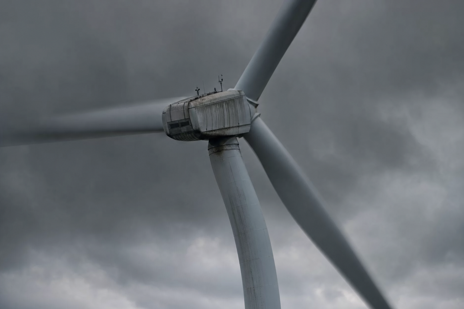 Wind turbine straining under vibration